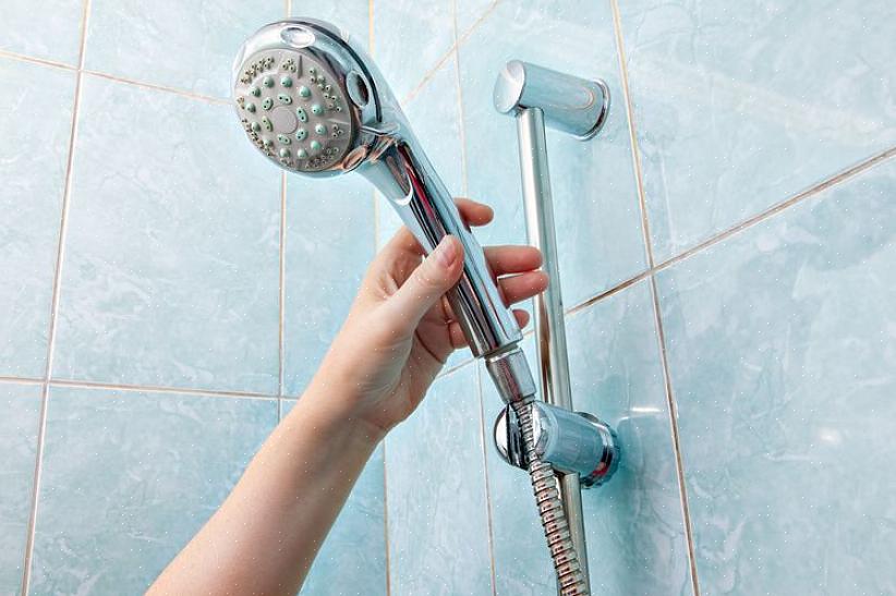 Vakiovarustus käsisuihkulle kiinnitetään olemassa olevaan suihkuvarsiin