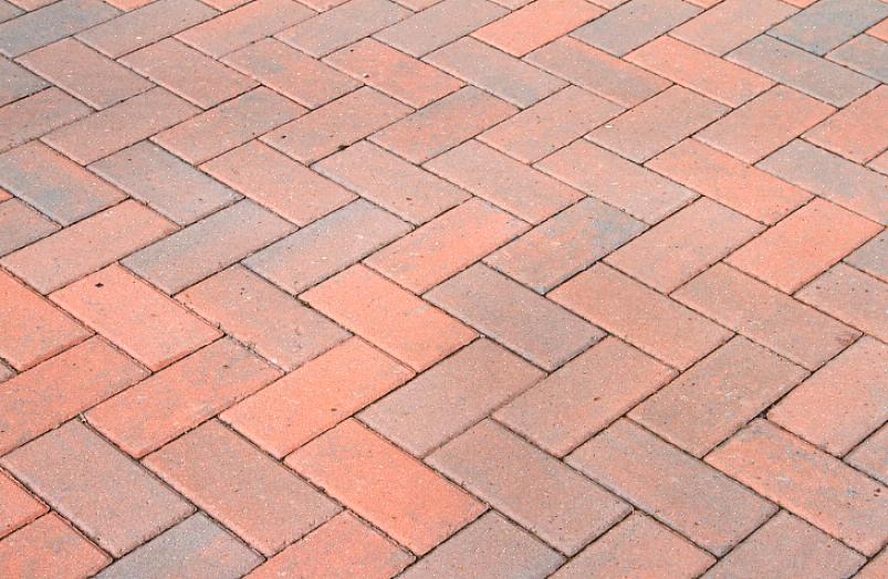 Pyyhkäisette hiekkaa päällysteen välisiin halkeamiin lukitaksesi ne paikalleen